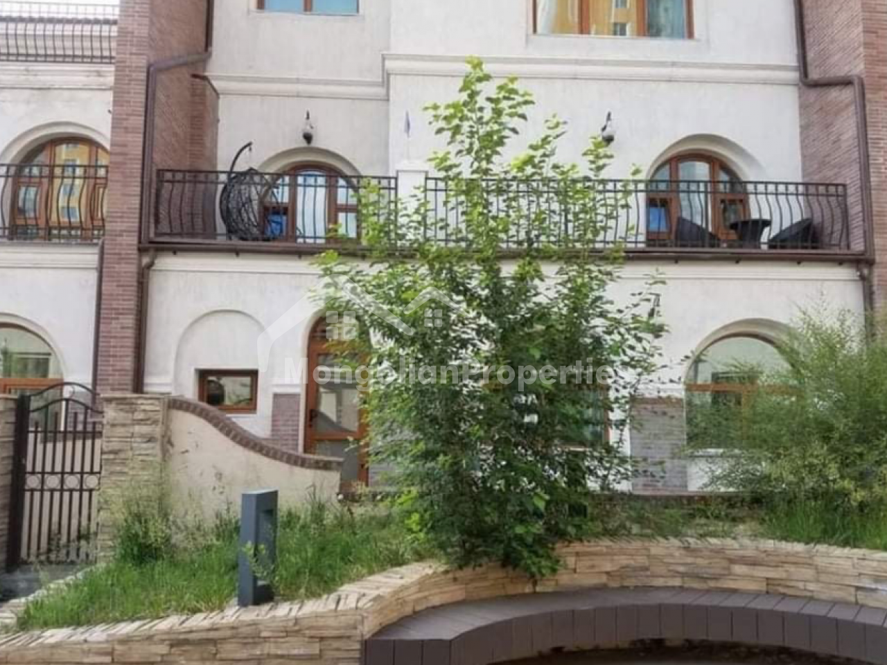 Beautiful townhouse is for rent at the Royal Garden 